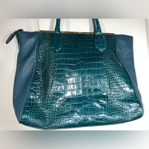 Rowallan of Scotland Genuine Leather in Crocodile Pattern w/ Gold Metal Accents - Picture 2 of 16